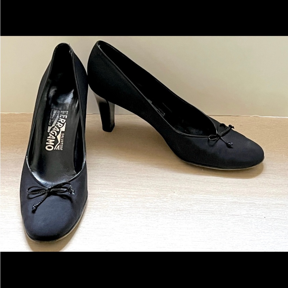 SALVADORE FERRAGAMO BLACK HEELS